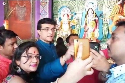 পূজায় মাতলেন সৌরভ-কোয়েল-রঞ্জিত মল্লিক