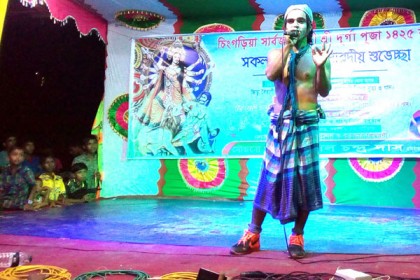 কলাপাড়ার পূজা মন্ডপে ভারতীয় শিল্পীর যাদু প্রদর্শন

