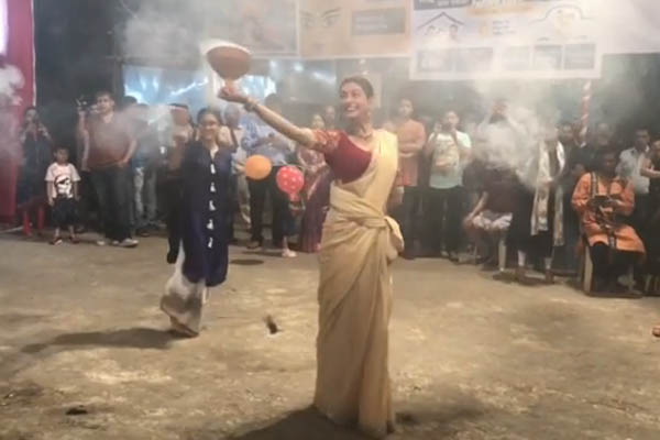 সুস্মিতা সেনের ধুনুচি নাচের ভিডিও ভাইরাল (ভিডিও)