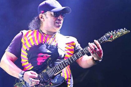 'এই রুপালি গিটার ফেলে একদিন চলে যাবো দূরে-বহুদূরে...'