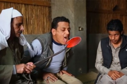 লোহার আগুনে জিহ্বা রেখে সত্য-মিথ্যার ‘অগ্নিপরীক্ষা’! (ভিডিও)