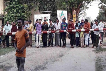 দুর্গাপূজায় হিলি সীমান্তের জিরো পয়েন্টে দুই দেশের মিলনমেলা