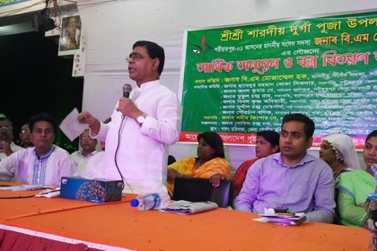 শরীয়তপুরে দুর্গাপূজা উপলক্ষে শাড়ি-লুঙ্গি বিতরণ