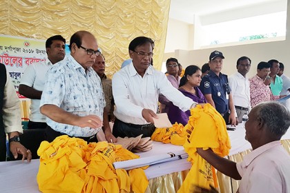 দুর্গাপূজা উপলক্ষে লালপুরে জিআর চালের বরাদ্দপত্র প্রদান