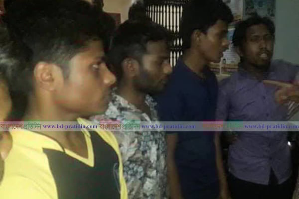 রাবিতে ৪ শিবির নেতাকর্মীকে পুলিশে সোপর্দ, ককটেল বিস্ফোরণ