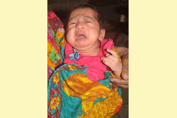 রাস্তা থেকে নবজাতক উদ্ধার, ঘিরে রেখেছিল ৩টি কুকুর