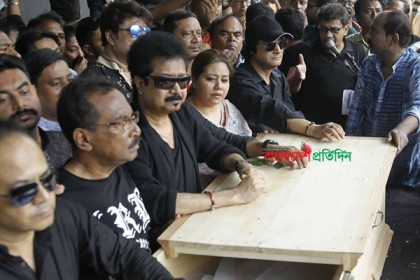 আইয়ুব বাচ্চুকে শ্রদ্ধা জানাতে দেখা যায়নি এফডিসির কোনো সংগঠনের