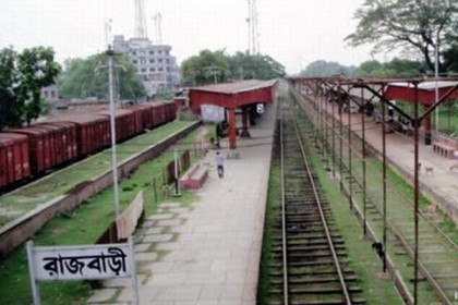 রাজবাড়ীতে ভটভটিকে ট্রেনের ধাক্কা, নিহত ৩