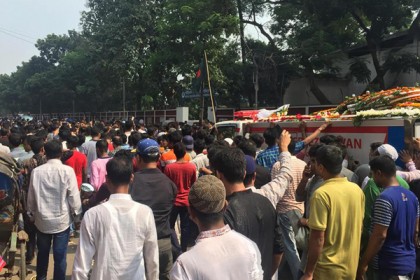 আইয়ুব বাচ্চুর মরদেহ বহনকারী গাড়িতে ভক্তদের জাতীয় পতাকা