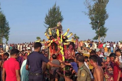 টেকনাফে প্রতিমা বিসর্জনের মধ্য দিয়ে শারদীয় দুর্গোৎসবের সমাপ্তি