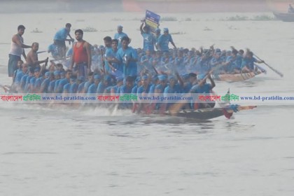 
নৌকা বাইচ দেখতে খুলনার রূপসা পাড়ে মানুষের ঢল