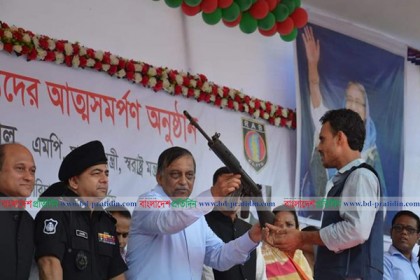 বিপুল পরিমাণ অস্ত্র ও গোলাবারুদসহ ৪৩ জলদস্যুর আত্মসমর্পণ