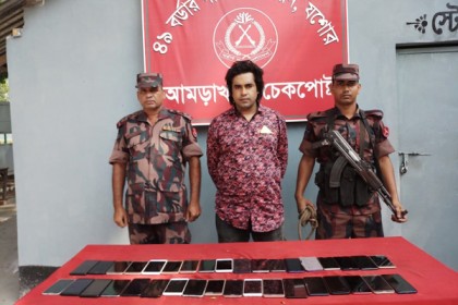 বেনাপোলে ৩৬টি মোবাইলসহ আটক ১