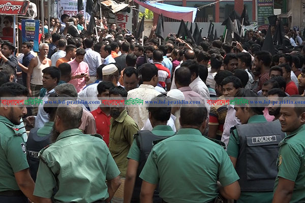 বরিশালে পুলিশি বেষ্টনীতে বিএনপির কালো পতাকা সমাবেশ