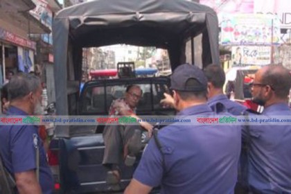 ঝালকাঠিতে বিএনপির কালো পতাকা মিছিলে পুলিশের বাধা