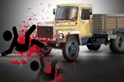 ট্রাকের ধাক্কায় মায়ের কোল থেকে পড়ে শিশুর মৃত্যু