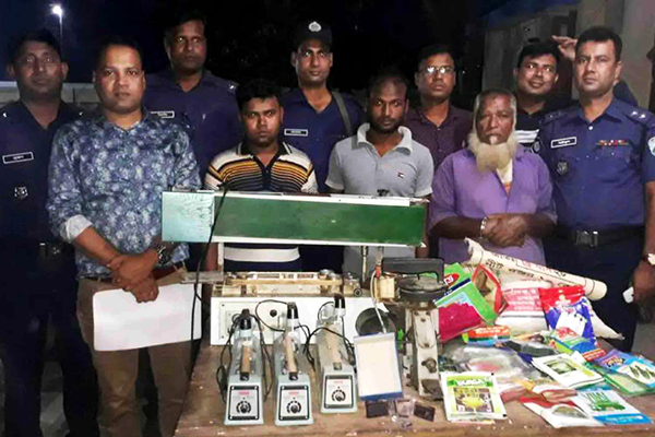 নওগাঁয় নিম্নমানের বীজ বাজারজাতকরণের অভিযোগে আটক ৩ 

