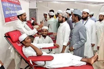 অমৃতসরে ট্রেন দুর্ঘটনায় আহতদের রক্তদান মাদ্রাসা শিক্ষার্থীদের