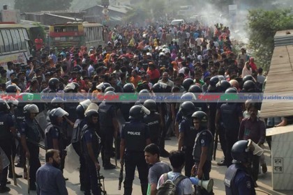 নারায়ণগঞ্জে বকেয়া পাওয়া নিয়ে শ্রমিক-পুলিশ সংঘর্ষ, আহত অর্ধশত