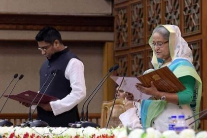 শপথ নিলেন বরিশাল সিটির মেয়র সাদিক