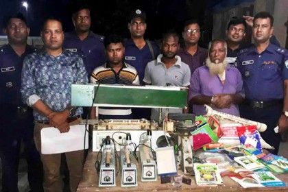 নওগাঁয় নিম্নমানের বীজ বাজারজাতকরণের অভিযোগে আটক ৩ 

