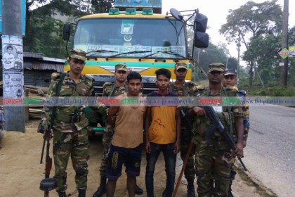 রাঙামাটিতে ট্টাকভর্তি অবৈধ কাঠসহ আটক ২