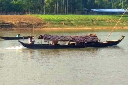 লামায় নদীর মাঝে জুয়ার আসর

