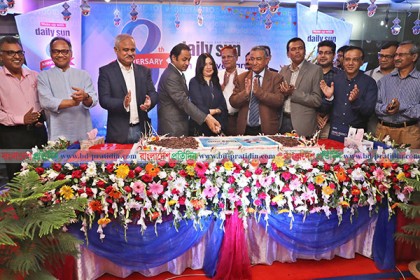 কেক কেটে ডেইলি সানের প্রতিষ্ঠাবার্ষিকী উদযাপনের সূচনা