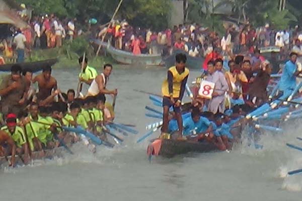 উজিরপুরে ঐতিহ্যবাহী নৌকা বাইচ, লাখো মানুষের ঢল

