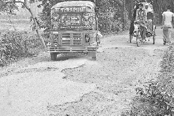 কুমিল্লায় ৮ কিমি সড়কে দুর্ভোগ
