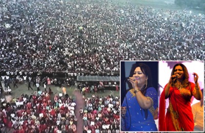 দিনাজপুরের উন্নয়ন কনসার্টে দর্শক মাতালেন মমতাজ-আঁখি আলমগীর