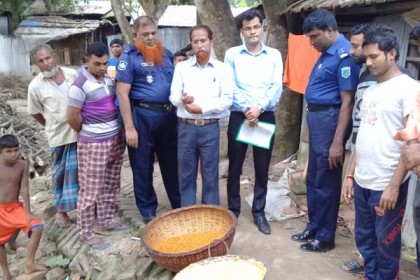 নাটোরে চানাচুর তৈরির কারখানায় ভ্রাম্যমাণ আদালতের জরিমানা

