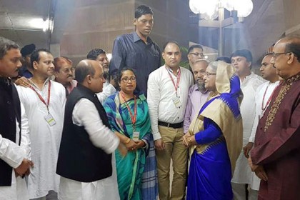 বিশ্বের সবচেয়ে লম্বা মানুষটিকে ৫ লাখ টাকা অনুদান প্রধানমন্ত্রীর 