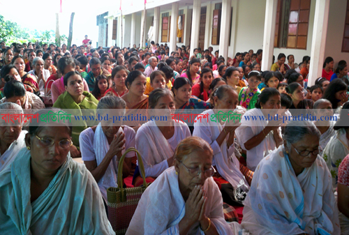 পাহাড়ে কঠিন চীবর দানোৎসব শুরু