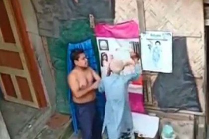মা'কে মিষ্টি খাওয়ানোয় বৃদ্ধ বাবাকে চড়-থাপ্পড় ছেলের! 