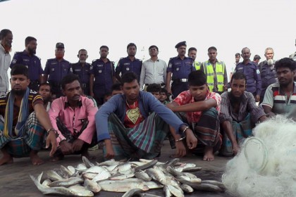 বরিশালে ইলিশ শিকারের দায়ে ২২ জেলে আটক


