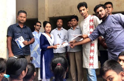 ভালুকায় ছাত্রলীগের লিফলেট বিতরণ 