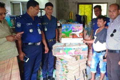 এক কারখানায় বিভিন্ন নামী ব্র্যান্ডের বৈদ্যুতিক পাখা তৈরি!  

