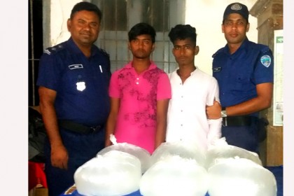 লামায় কলেজছাত্র সেজে মদ পাচার, আটক ২

