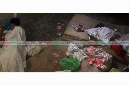 সদর হাসপাতালের বেডসহ দু'রোগীকে ফেলে রাখা হয়েছে যমুনার পাড়ে!

