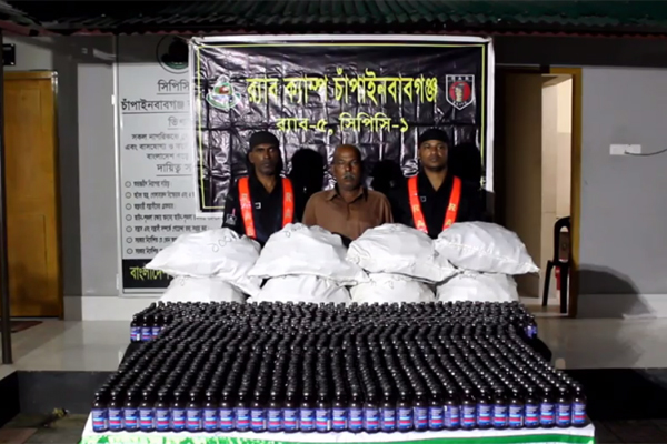 চাঁপাইনবাবগঞ্জে ২১৪৭ বোতল ফেনসিডিলসহ গ্রেফতার ১