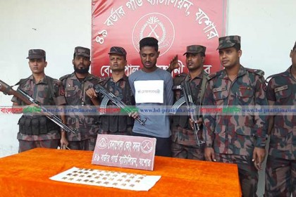 বেনাপোলে ৪০টি স্বর্ণের বারসহ পাচারকারী আটক