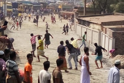 রাজধানীর পোস্তগোলায় ট্রাক-চালক ও পুলিশের সংঘর্ষে নিহত ১, আহত ২৫