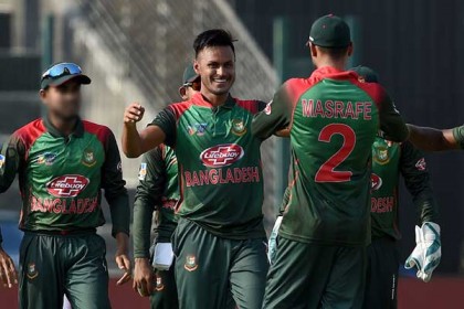 শুরুতেই দুই ওপেনারের বিদায়ে চাপে জিম্বাবুয়ে