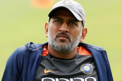বাদ পড়লেন ধোনি, বিশ্বকাপে খেলা নিয়েও আশঙ্কা!