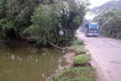 পাড় না রেখে পুকুর খনন করায় রোডস এন্ড হাইওয়ে'র জায়গা বেদখল