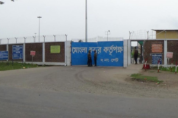 পরিবহন ধর্মঘটে মোংলা বন্দরে অচলাবস্থা


