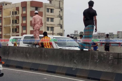 প্রাইভেট কারে পোড়া মবিল ঢেলে দিচ্ছে পরিবহন শ্রমিকরা