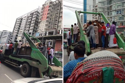 ময়লার গাড়িতে গন্তব্যে ছুটছেন কর্মজীবীরা