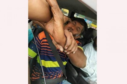 চালক ও যাত্রীদের মুখে পোড়া মবিল লাগিয়ে দিচ্ছেন শ্রমিকরা